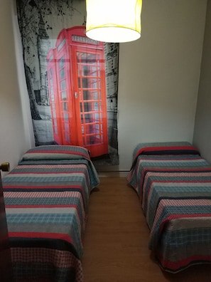 3 dormitorios, escritorio, tabla de planchar con plancha y ropa de cama