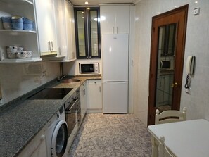 Refrigerador, microondas, horno, placa de cocina