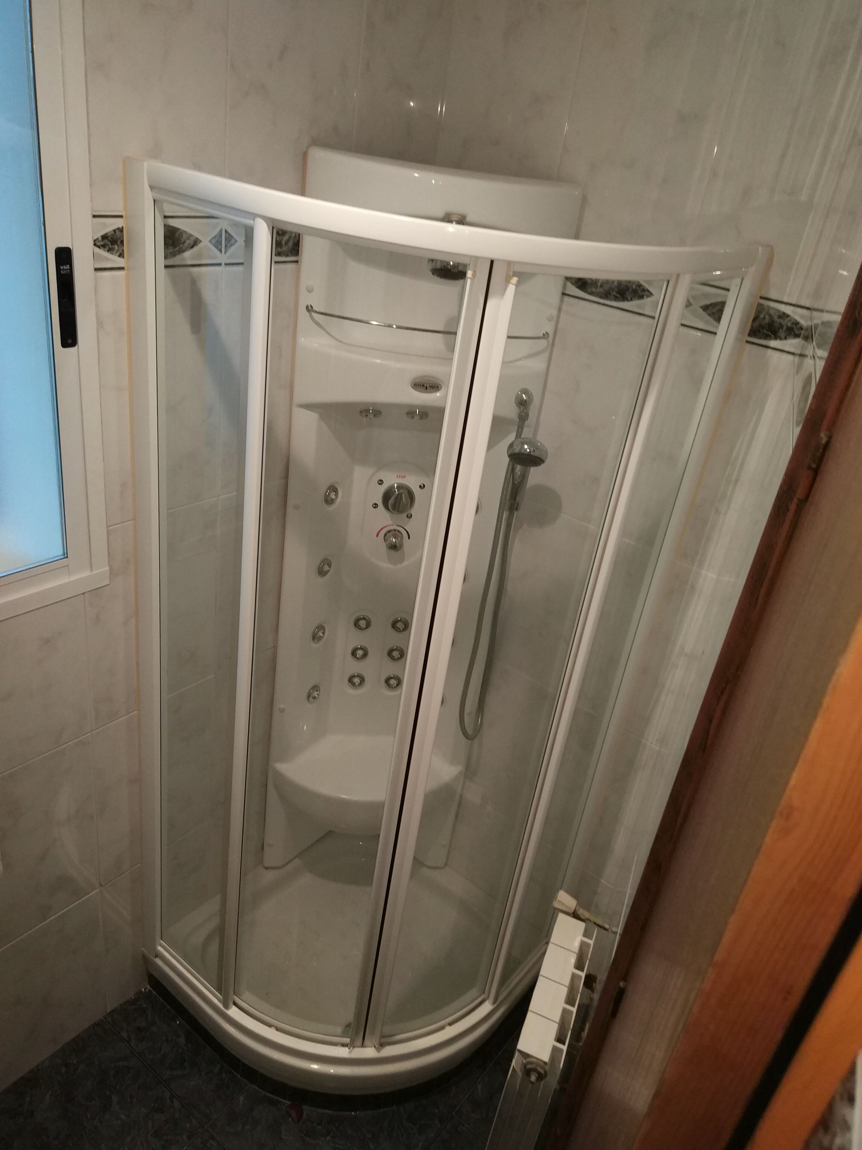 Combined shower/tub, free toiletries, hair dryer, bidet