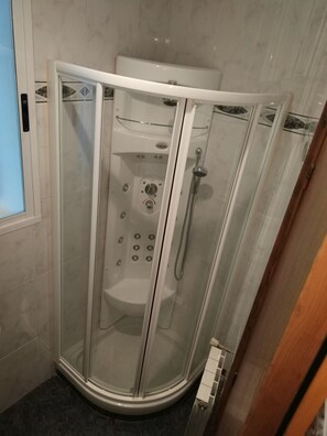Een bad/douchecombinatie, gratis toiletartikelen, een haardroger