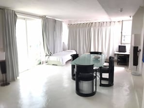 3 chambres, fer et planche à repasser, lit de bébé portatif