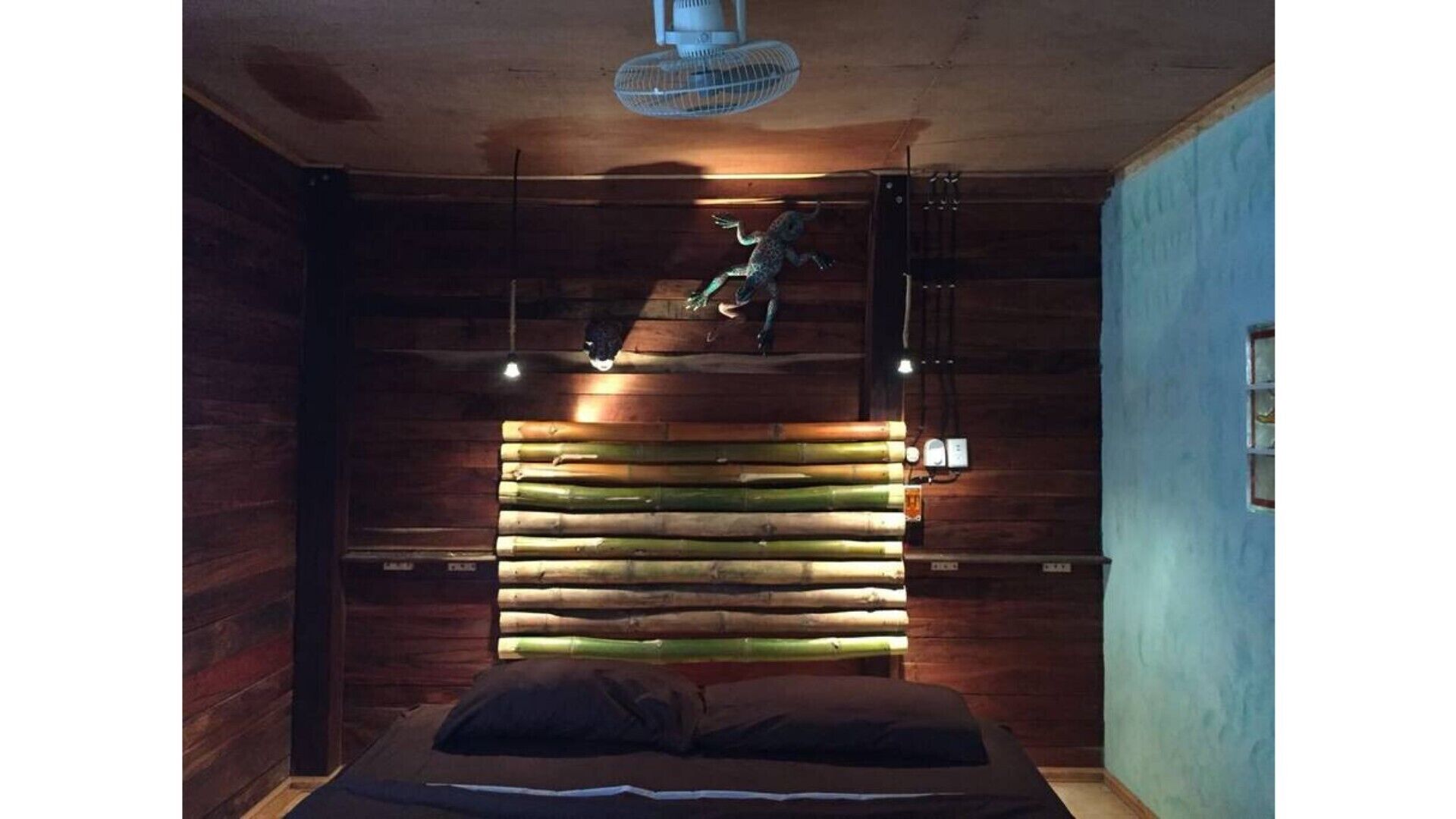  CABIN IN THE GARDEN / BREAKFAST INC.