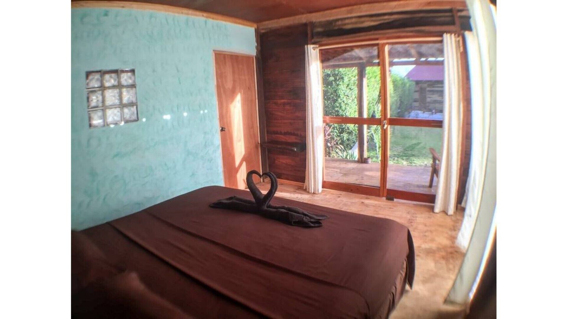  CABIN IN THE GARDEN / BREAKFAST INC.