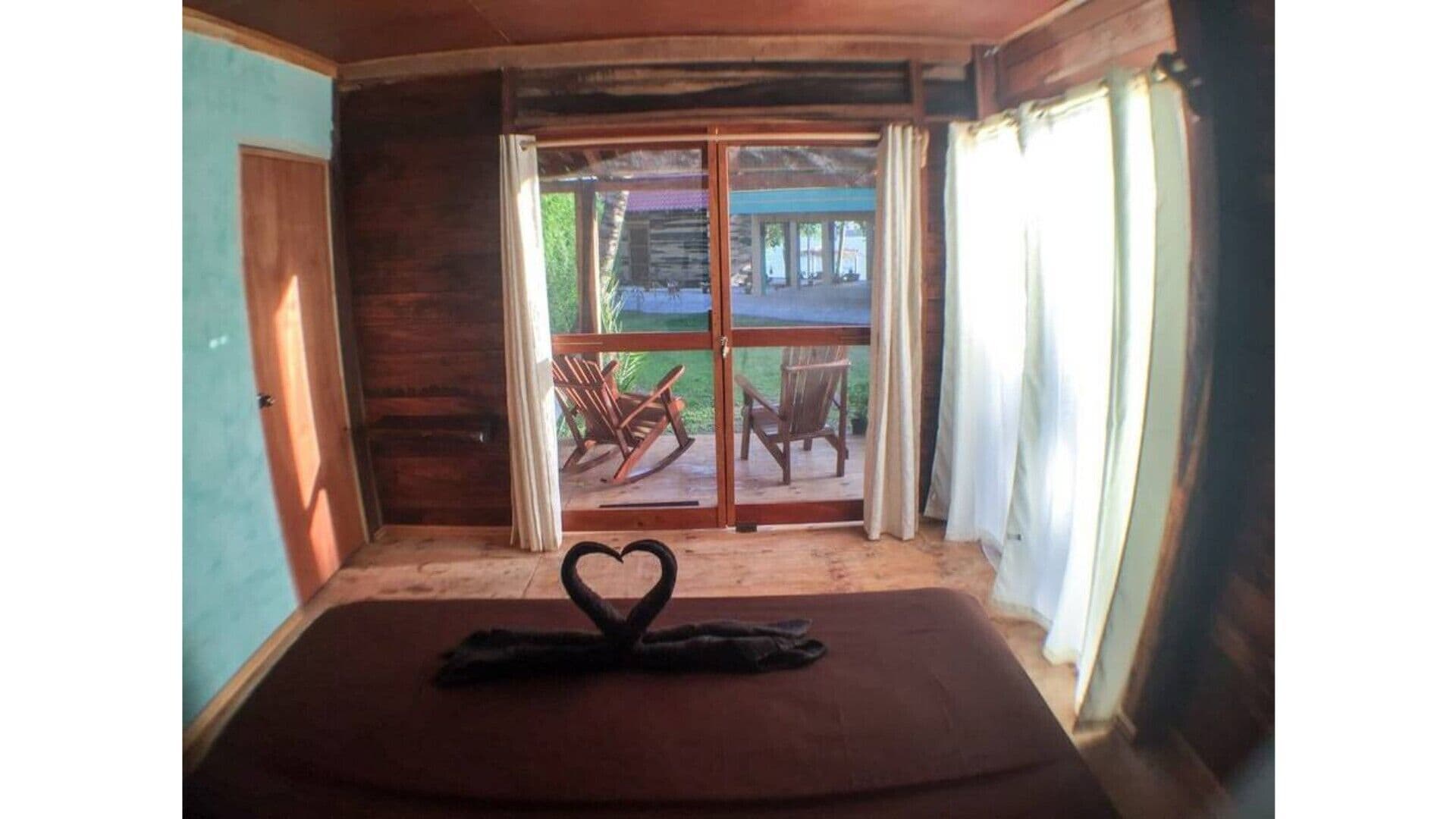  CABIN IN THE GARDEN / BREAKFAST INC.