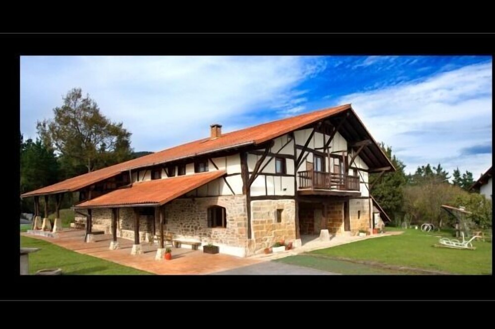 Self catering Pagaigoikoa for 8 people