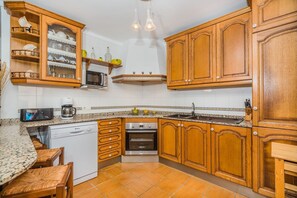 Kühlschrank, Mikrowelle, Ofen, Geschirrspüler