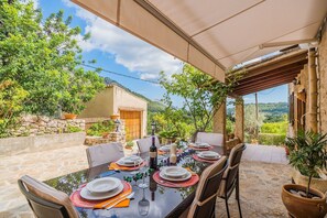 Outdoor dining - Villa Can Pau By SunVillas Mallorca (Pollença)