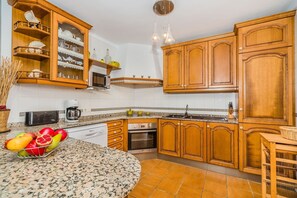 Geladeira, micro-ondas, fogão, lava-louças