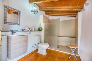 Douche, séchoir à cheveux, serviettes fournies