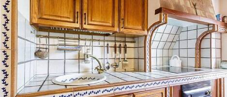 Køleskab, mikrobølgeovn, ovn, kogeplade