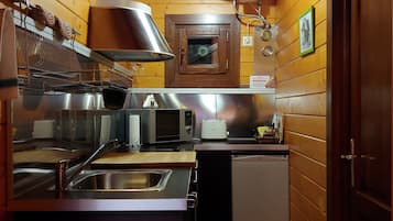 Refrigerador, microondas, placa de cocina, cafetera/tetera