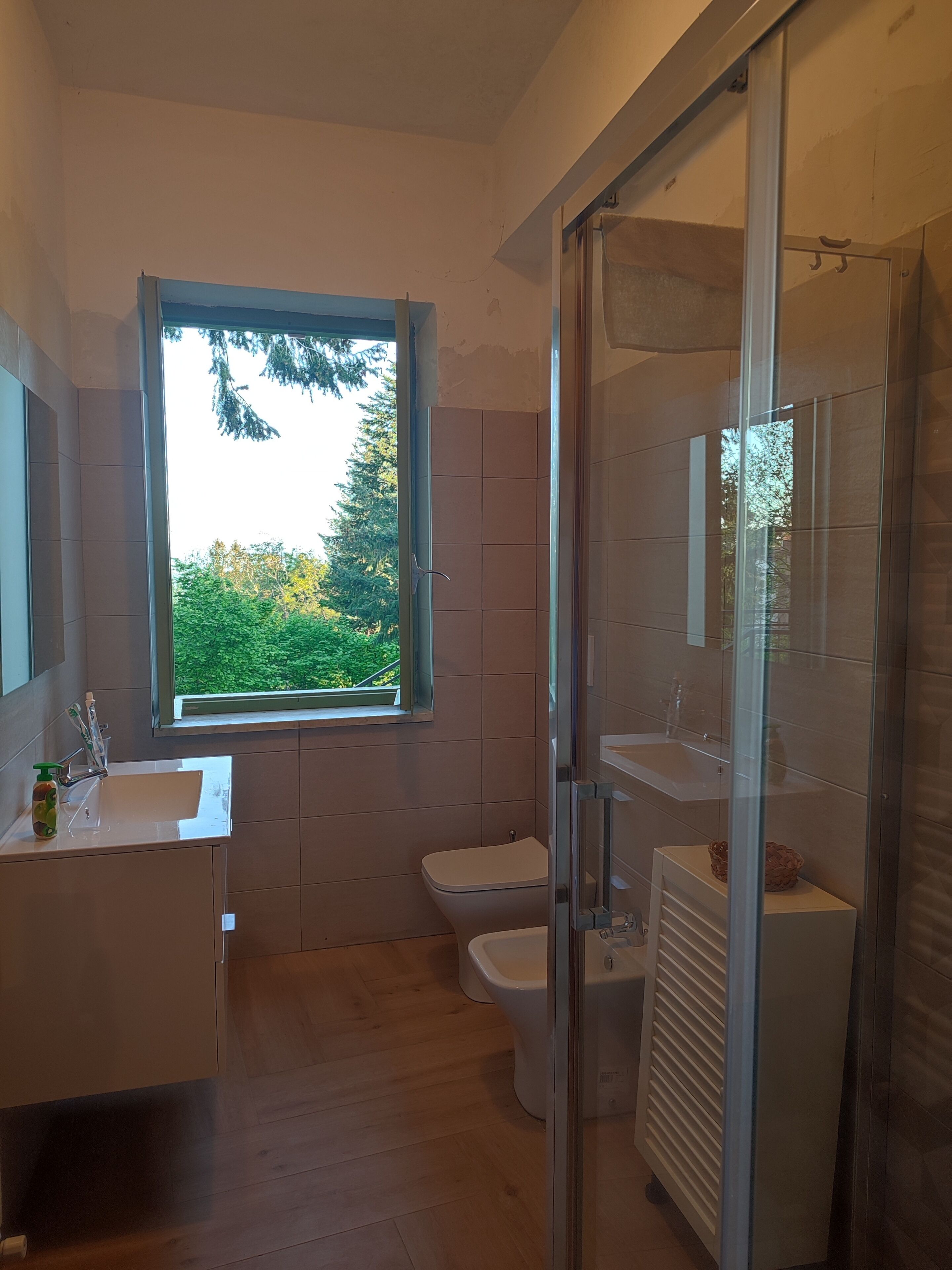 Ensemble douche/baignoire, sèche-cheveux, bidet, serviettes fournies