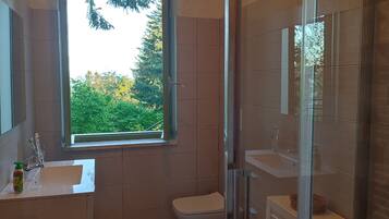 Combined shower/bathtub, hair dryer, bidet, towels