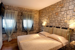 4 Schlafzimmer, Zimmersafe, Bügeleisen/Bügelbrett, WLAN