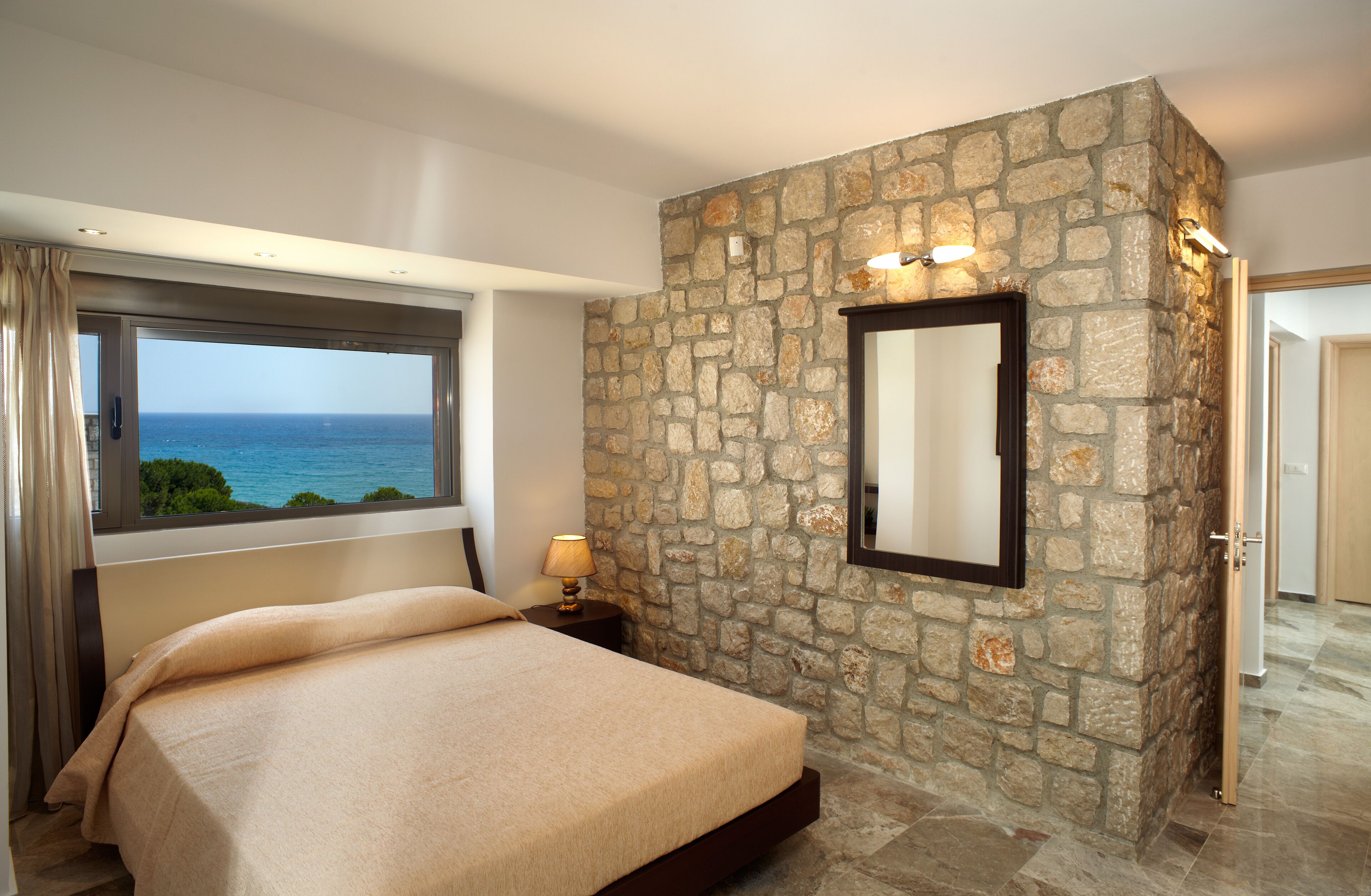 4 chambres, coffres-forts dans les chambres, fer et planche à repasser