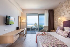 4 makuuhuonetta, tallelokero huoneessa, työpöytä, silitysrauta/-lauta