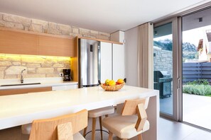 Jääkaappi, mikroaaltouuni, uuni, liesi