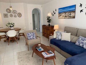 Smart-TV, Kamin, DVD-Player, Bücher