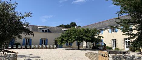 المنشأة من الخارج