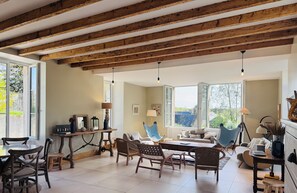 Chimenea, libros, estéreo y impresora 