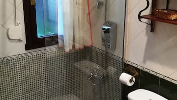 Een douche, een haardroger, handdoeken, zeep