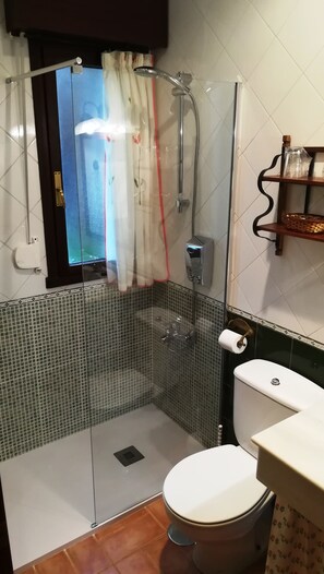 Shower, hair dryer, towels, soap - El Cueto apartments for 2 people (Cudillero)