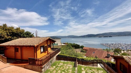 Maison en bois pour 4 personnes avec vue sur la Ría de Vigo, jardin avec barbecue.