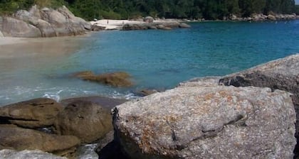 Puinen talo 4 hengelle näköalalla Ría de Vigo, puutarha grilli.