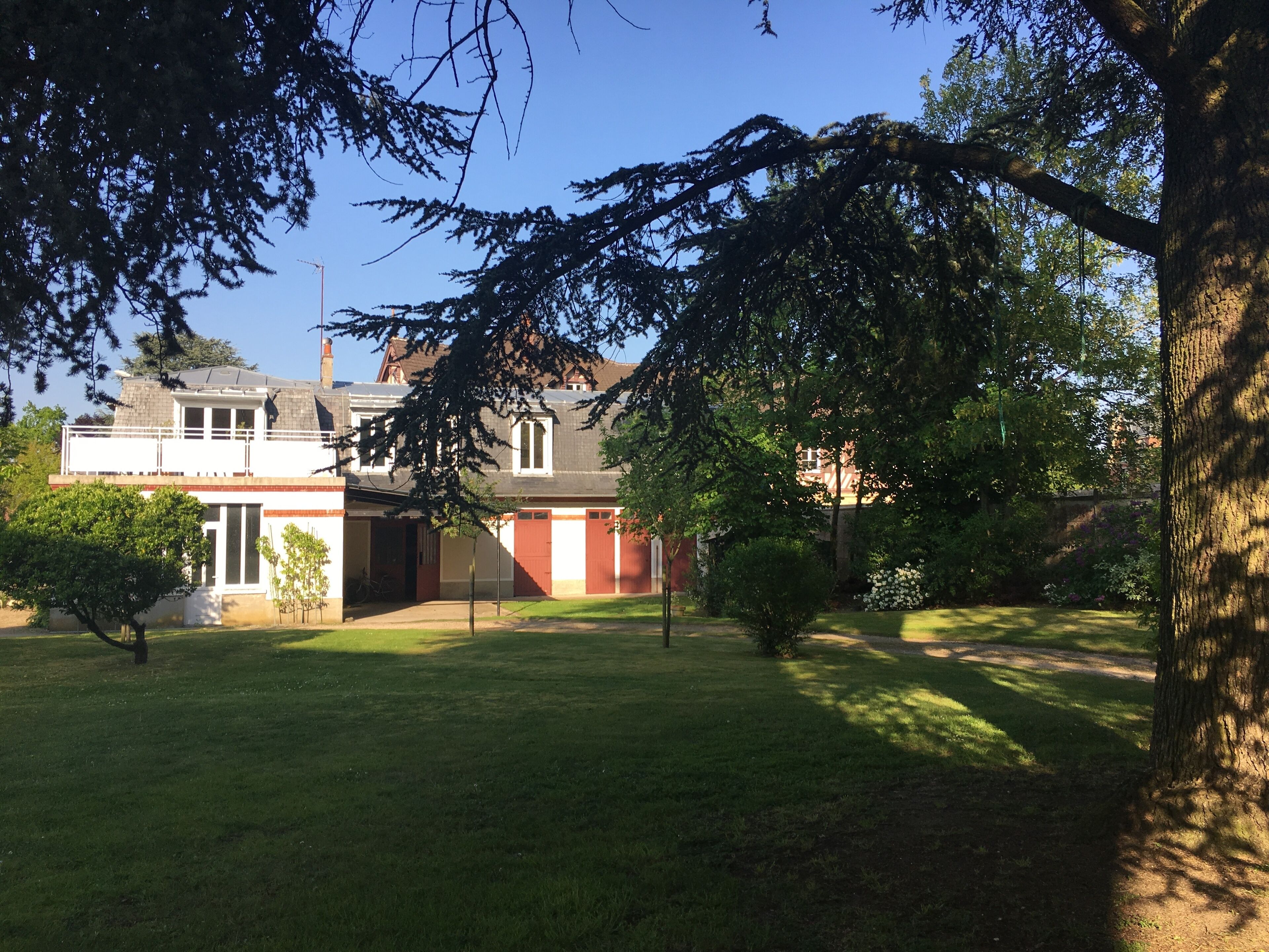 Cottage in a pretty property in Compiègne, near forest and town center