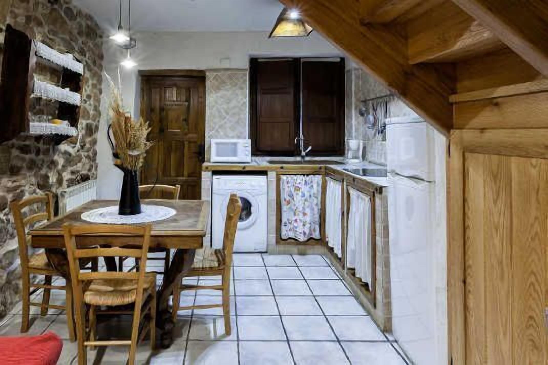 LA CORTE .Las Casas de Valdepielago for 4 people