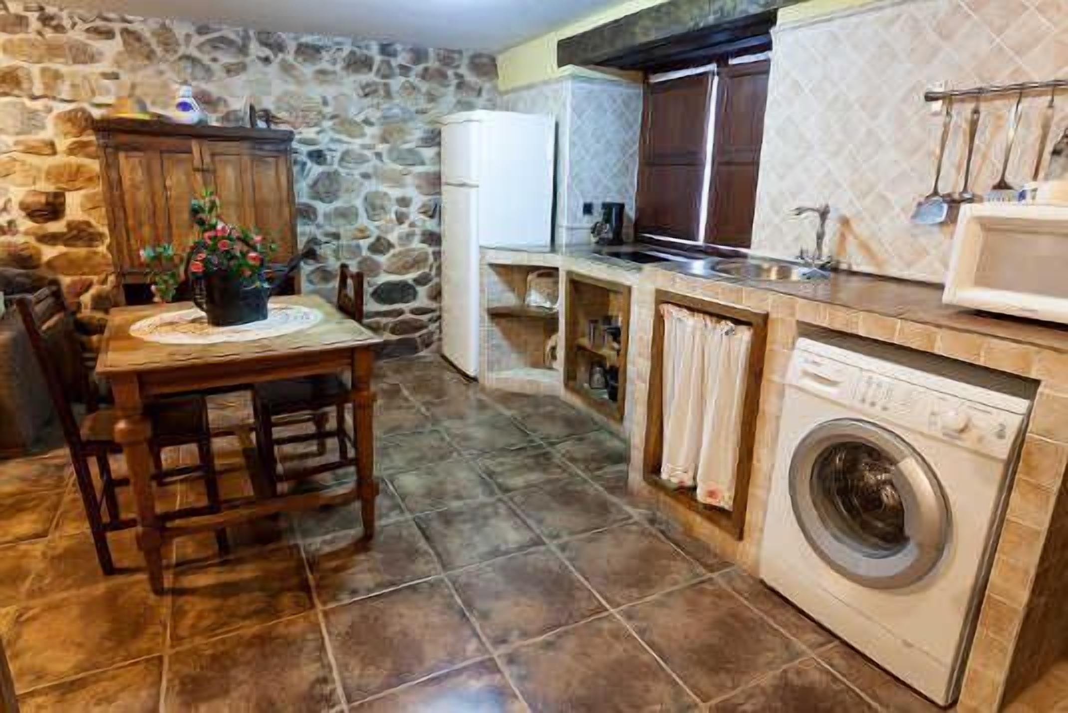 LA CORTE .Las Casas de Valdepielago for 4 people