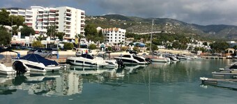 Extraordinary townhouse, facing the sea.