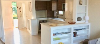 Charmerende lejlighed med aircondition og terrasse med havudsigt