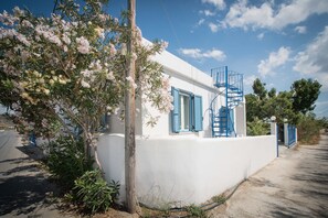 Property grounds - WONDERFUL 3 BED 2 BATH BUNGALOW WITH HOT TUB, CLOSE TO THE CITY  AND THE BEACH (Chora, Naxos)