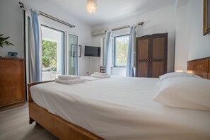 3 bedrooms, in-room safe, iron/ironing board, travel crib - WONDERFUL 3 BED 2 BATH BUNGALOW WITH HOT TUB, CLOSE TO THE CITY  AND THE BEACH (Chora, Naxos)