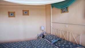 2 bedrooms, internet, bed sheets