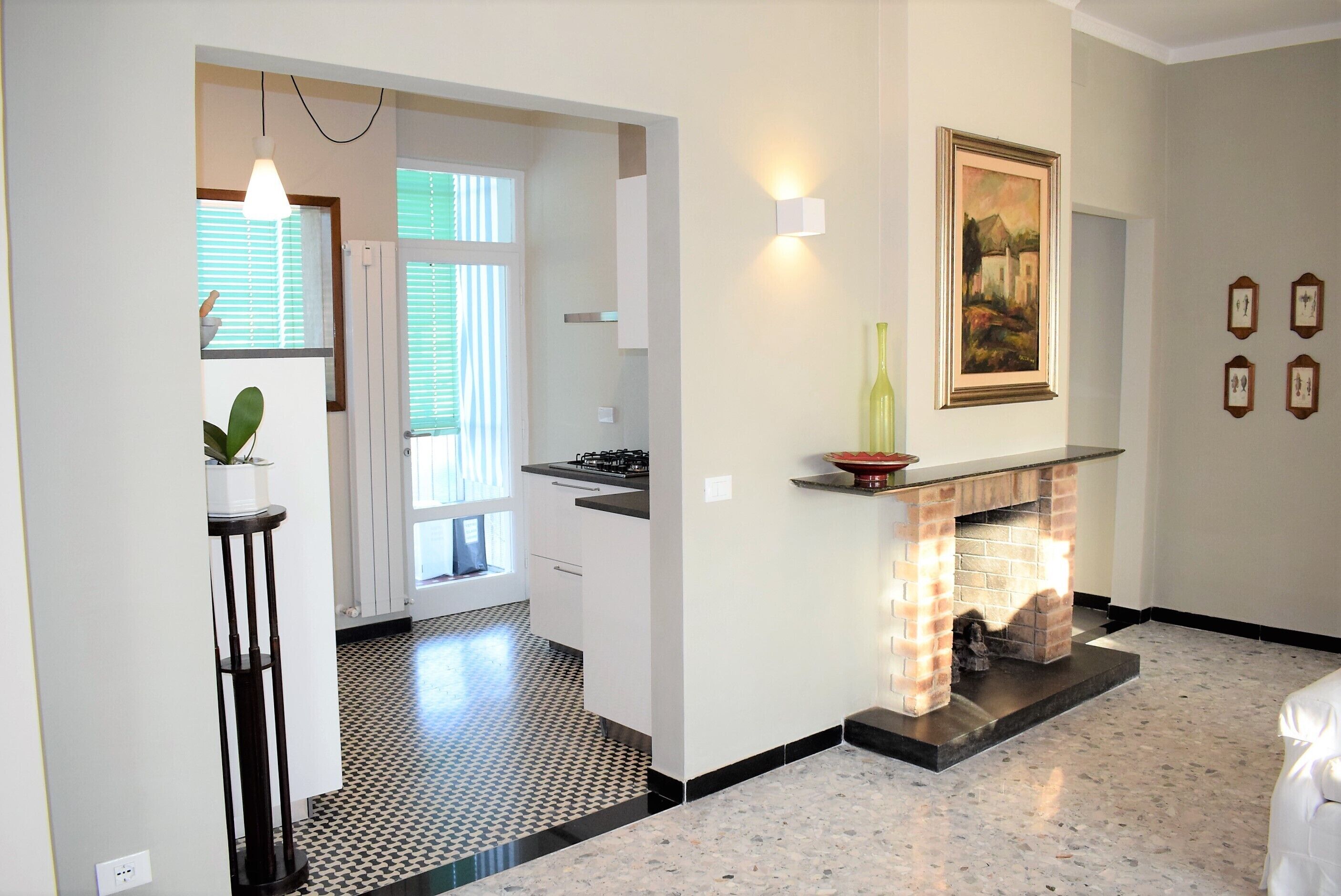 Réfrigérateur, micro-ondes, plaque de cuisson, cafetière/bouilloire