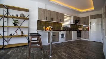 Kylskåp, ugn, spishäll och diskmaskin