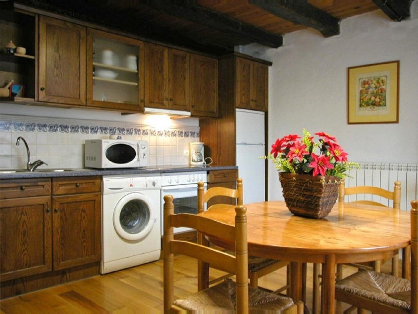 Kühlschrank, Mikrowelle, Ofen, Wasserkocher mit Kaffee-/Teezubehör