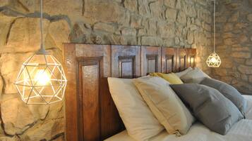 5 bedrooms, iron/ironing board, free WiFi, bed sheets