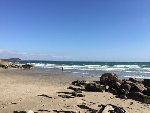 Homely Cottage with Valley Views, Dog Friendly, Parking, Garden and Wifi