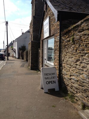 Property grounds - Homely Cottage with Valley Views, Dog Friendly, Parking, Garden and Wifi (Tregony)