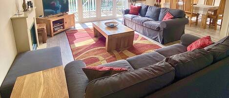 تلفزيون، مشغل دي في دي، تنس طاولة، كُتُب