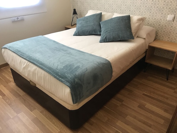 2 chambres, fer et planche à repasser, Wi-Fi, draps fournis