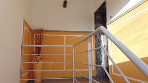 A staircase with white railings and a yellow wall. - WELL ME WANT 1, apartment with pool 5km from Lisbon and Costa da Caparica (Feijó)