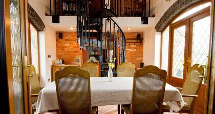 Coach House at Oaks Barn Farm, optional salt water hot tub near to Stratford.