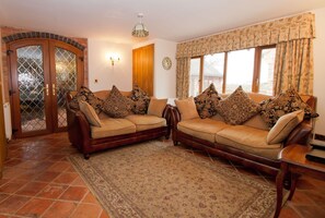 Smart TV, DVD player - Coach House at Oaks Barn Farm, optional salt water hot tub near to Stratford. (Alcester)