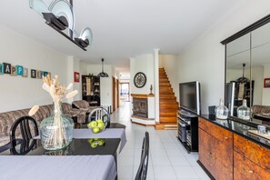 TV connectée, cheminée, jeux vidéo, lecteur de DVD