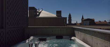 مغطس سبا خارجي