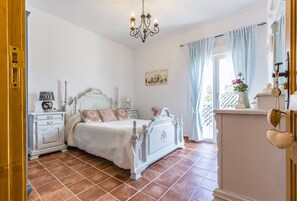 6 slaapkamers, een strijkplank/strijkijzer, wifi, beddengoed